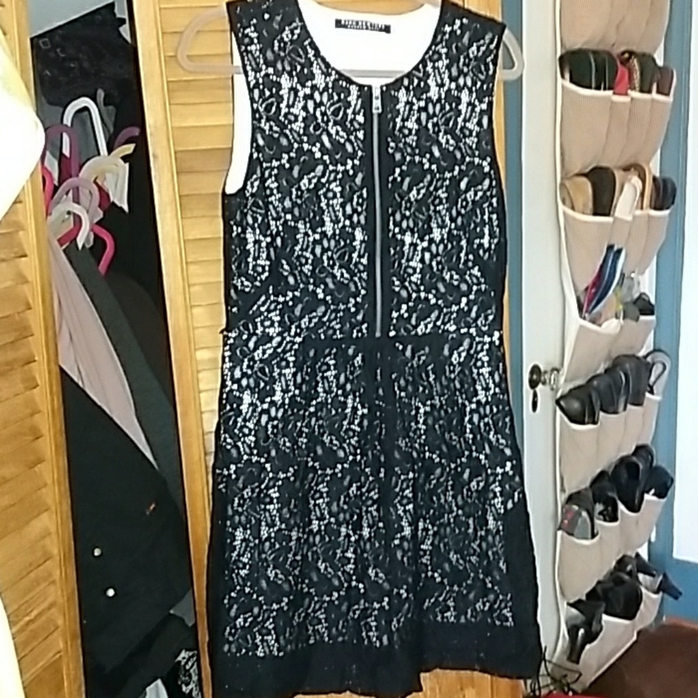 Sleeveless black lace Marc New York zipper front d